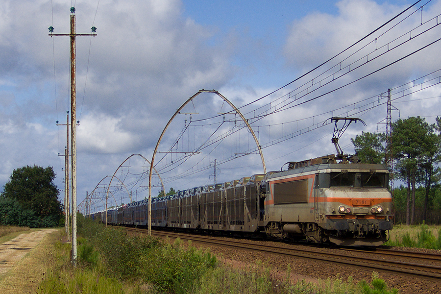 La BB 7381 sur un train de Voitures pour l'espagne, vu au nord de Morcenx le 13.09.2008.jpg